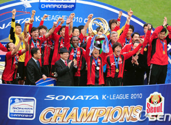 [사진]우승컵을 높이 치켜든 FC 서울