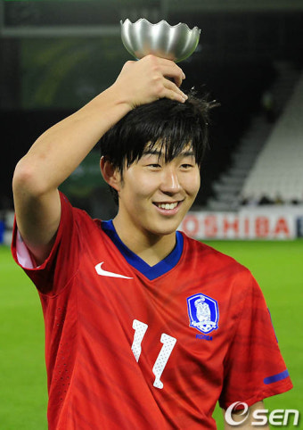 [사진]손흥민,'트로피도 깜찍하게!'