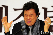 [사진]남진, 노래 한 곡 불러볼까?