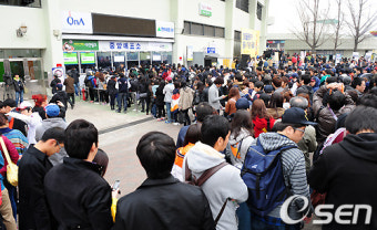 [사진]두산-LG 개막전, '표만 살 수 있다면!'
