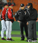 [사진]박종훈 감독,한 이닝 2개 실책이라니