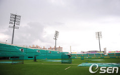 [사진]비내리는 군산 월명종합운동장