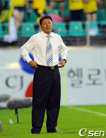 [사진]정해성 감독,'동원이도 없고, 주전도 빠지고'