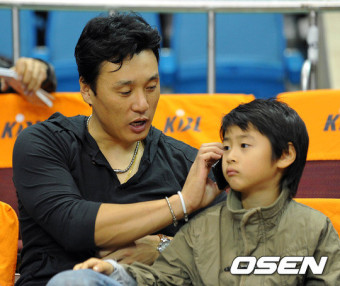 [사진]이승엽, '아들과 다정한 농구장 관람'