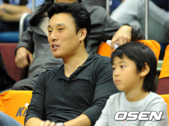 [사진]이승엽, '아들과 다정하게 농구 관람'