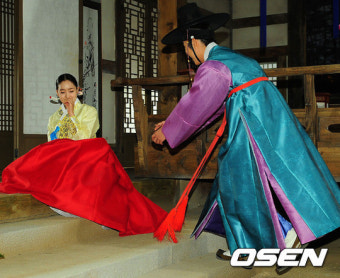 [사진]백성현,'실수로 넘어진 함은정에게 부인을 외치며 달려와!'