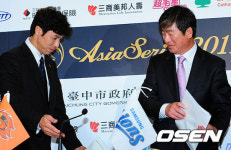 [사진]소프트뱅크 아키야마, 류중일 감독, 