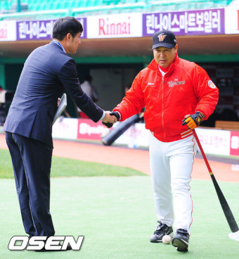[사진]이만수 감독,'오~이숭용, 반가워!'