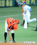 [사진]이승엽에 홈런 내준 신주영