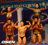 [사진]육체미 뽐내는 보디빌더