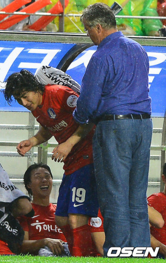 [사진]안정환 구박하는 히딩크, '정환, 이번에도 못넣어!'