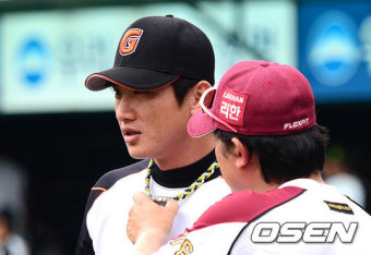 [사진]박흥식 코치,'김주찬 목걸이가 탐나네'