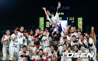 [사진]덕수고, 8-1 신일고 꺾고 청룡기 우승