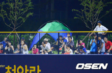 [사진]포항야구장 첫 경기부터 외야 텐트족 등장