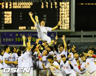 [사진]우승 헹가레를 받는 진흥고 최재영 감독