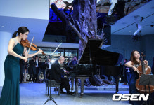 [사진]유키 구라모토,올리브 나무에서 펼쳐지는 피아노 연주