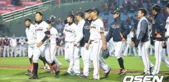 [사진]3-4 패배 한화,'집중력 잃은 플레이로 아쉬운 1점차 패배'