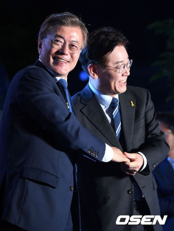 [사진]이재명 시장의 축하 받는 문재인 당선인