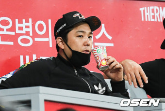 [사진]슈퍼주니어 강인,'한화 응원하러 왔어요'