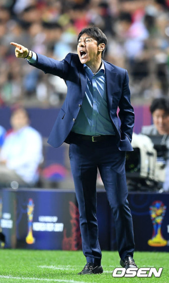 [사진]신태용 감독,'라인을 더 올려'