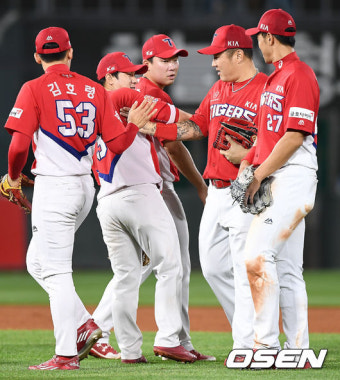 [사진]최형우-김선빈,'기쁨의 겨드랑이 하이파이브'