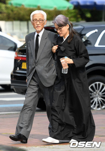 [사진]아버지 오현경 부축하는 딸 오지혜