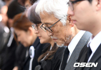 [사진]오현경, '아내 故 윤소정 향한 묵념'