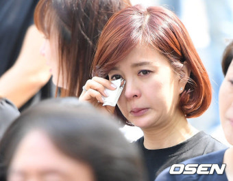 [사진]신은정, '故 윤소정을 떠나보내며'