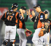 [사진]롯데 2연패 탈출, 승리 하이파이브