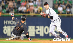 [사진]전진 수비로 더블플레이 만든 LG