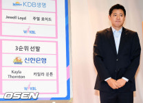 [사진]3순위 신한은행 신기성 감독,'카일라 쏜튼 지명'