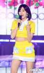 [사진]에이핑크 오하영,'복근 뽐내며 열창'