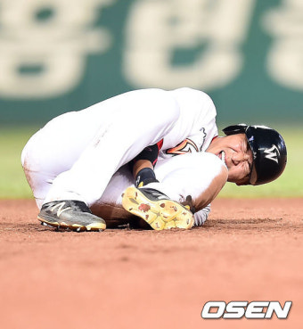 [사진]한동민,'도루 도중 발목 부상, 극심한 고통'