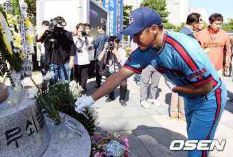 [사진]'故 최동원 6주기' 헌화하는 조원우 감독