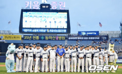 [사진]8번째 은퇴투어 NC 선수들과 포토타임 갖는 이승엽