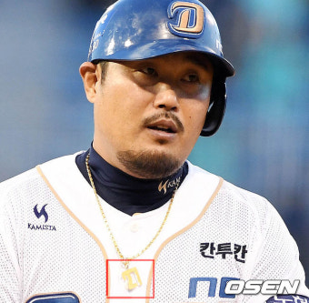 [사진]김경문 감독이 이호준에게 선물한 목걸이