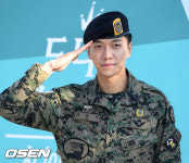 [사진]이승기 제대 특급전사의 각 잡힌 경례’