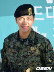 [사진]이승기,여심 녹이는 눈빛으로 제대인사
