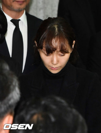 [사진]이유영,'수척해진 얼굴로 연인 故 김주혁 발인'