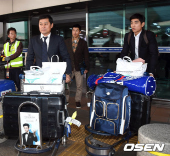 [사진]공항을 함께 나서는 이종범 이정후 부자