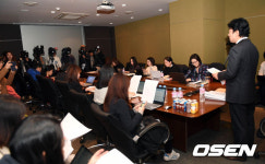 [사진]팽팽히 맞선 남배우 A -여배우 B 입장