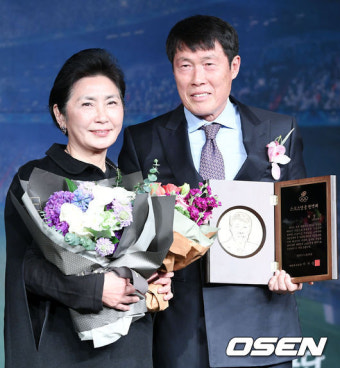 [사진]차범근 전 감독, '사랑하는 아내와 영광의 순간을 함께'