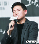 [사진]질문에 답하는 그사이 김진원 감독
