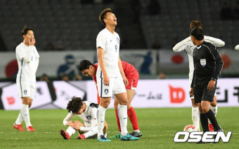 [사진]격렬한 남북전에 부상 살피는 이재성