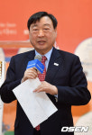 [사진]인사말하는 이희범 조직위원장