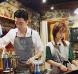 [★SHOT!] ‘윤식당2’ 정유미, 과장 승진? 박서준과 “세상진지”