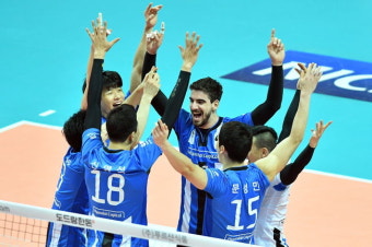 '1위 눈앞' 현대캐피탈, OK 완파…선두 삼성화재와 승점 동률