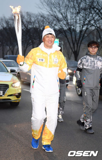 [사진]이승엽,'즐거운 성화봉송'