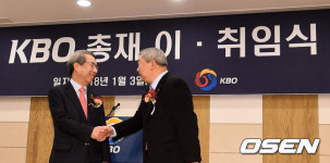 [사진]정운찬-구본능 총재, KBO 이취임식