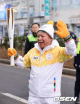 [사진]엄홍길, 해맑은 미소와 함께 성화봉송